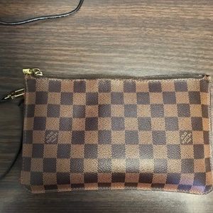 Authentic Louis Vuitton Damier Pochette in great condition!!!!